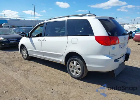 2010 Toyota Sienna Le z USA, uszkodzony, nr VIN 5TDKK4CC7AS325081